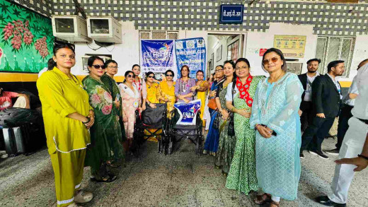 इनर व्हील क्लब ने रेलवे स्टेशन को दिया व्हीलचेयर
